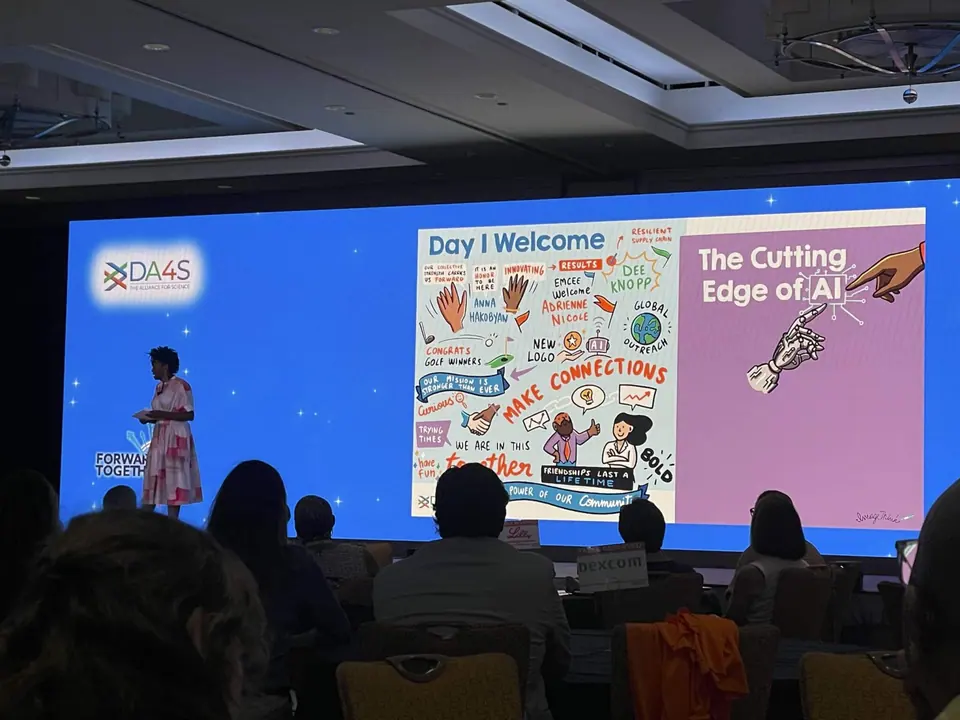 MC at DA4S conference uses Imagethinks digital graphic recording to summarize the day's keynotes